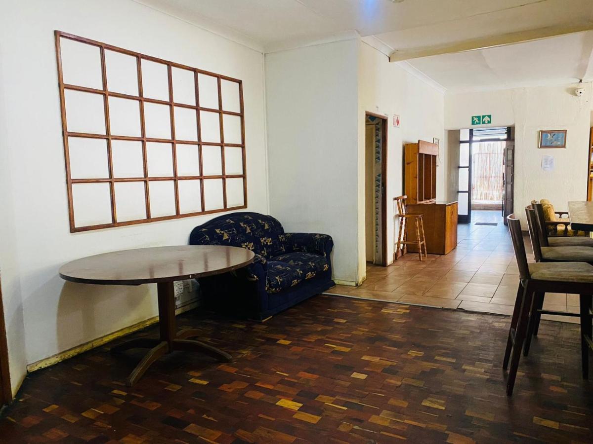 Rosebank Hostel Johannesburg Exterior photo
