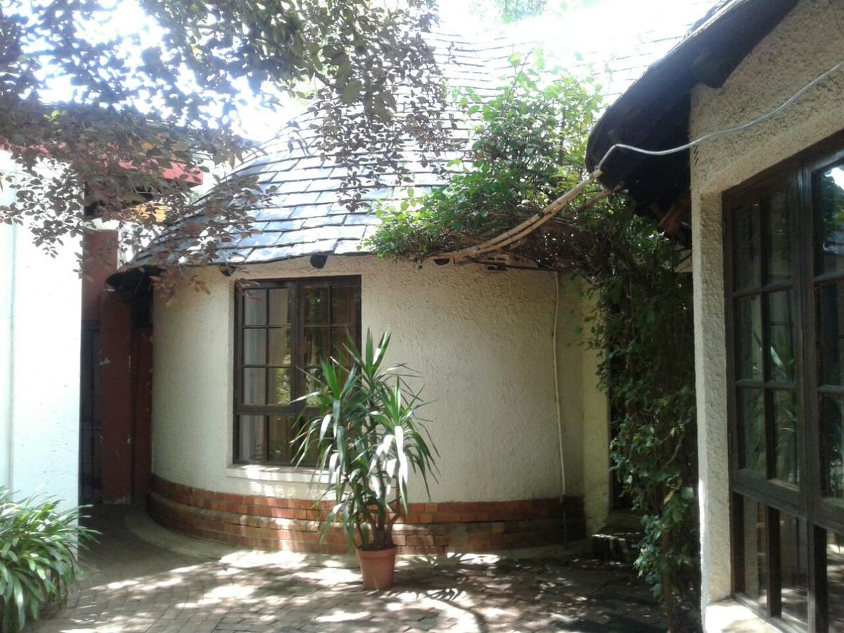 Rosebank Hostel Johannesburg Exterior photo